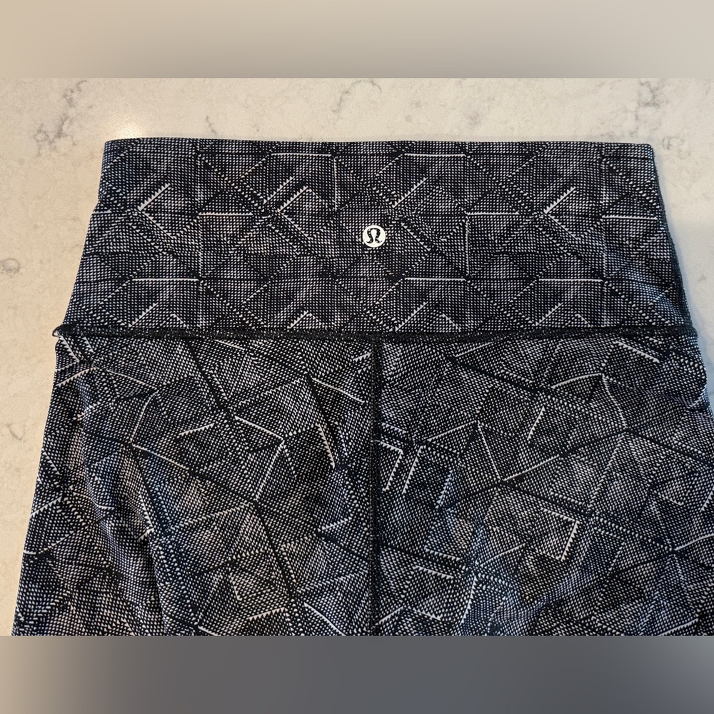 Lululemon Yoga Leggings - Unique Black & White Pattern Women’s Size 6 - Picture 4 of 4